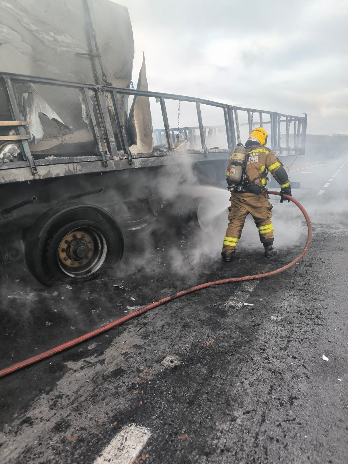 Carreta carregada com granito pega fogo e interdita BR-251 nos dois sentidos