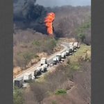 Carreta carregada de diesel pega fogo e bloqueia trânsito na BR-251 em Salinas; vídeo