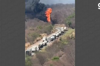 Carreta carregada de diesel pega fogo e bloqueia trânsito na BR-251 em Salinas; vídeo