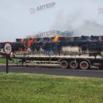 Carreta pega fogo e interdita acesso de rodovia em Tupi Paulista