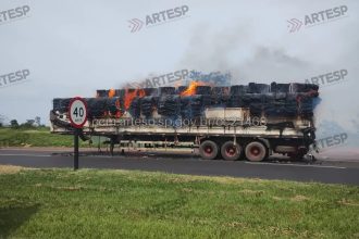 Carreta pega fogo e interdita acesso de rodovia em Tupi Paulista