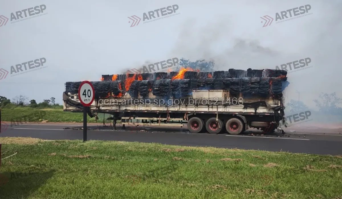 Carreta pega fogo e interdita acesso de rodovia em Tupi Paulista