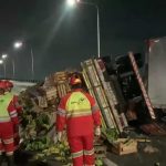 Carreta tomba após colisão e fecha Ponte Rio-Niterói no sentido Rio