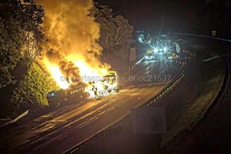 Carretas pegam fogo após colisão e Rodoanel é interditado em SP