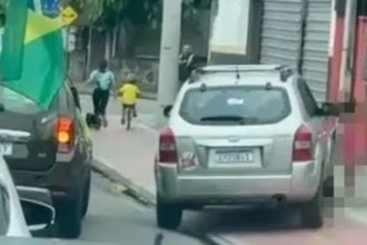 Carro com adesivo de Lula atropela crianças em ato pró-Flávio