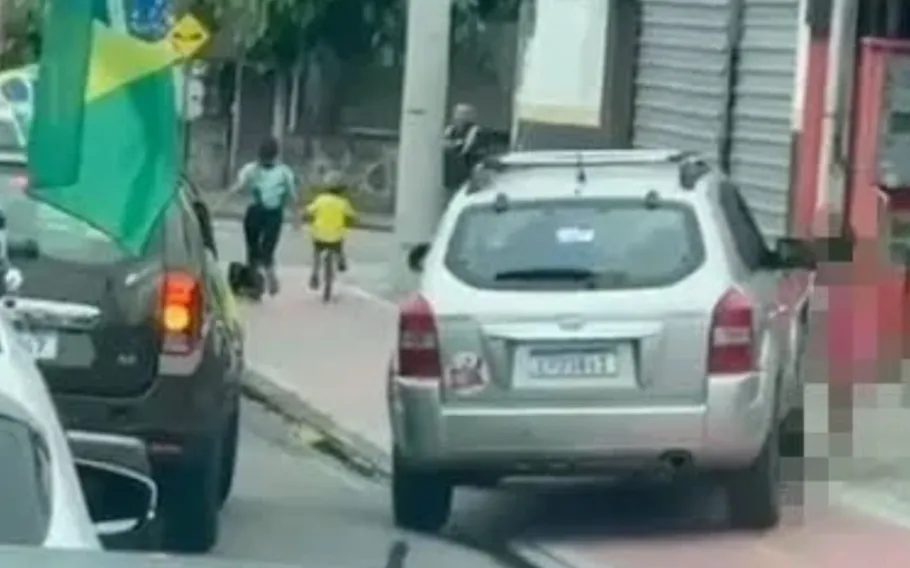 Carro com adesivo de Lula atropela crianças em ato pró-Flávio