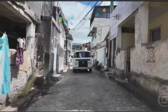 Carro do ovo é usado para conscientizar contra feminicídio nas ruas do Recife