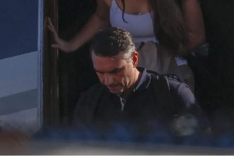 Carros camuflados, jatos e ajuda dos EUA: jornal argentino detalha fuga de Flávio