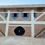 Casa com telhado para baixo vira atração em distrito turístico no TO; VÍDEO
