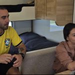 Casal que viaja em casa sobre rodas chega ao Acre para conhecer tradições locais: 'Sentir a cultura'