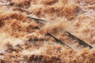 Cataratas do Iguaçu têm vazão nove vezes acima do normal, e parque é fechado na Argentina