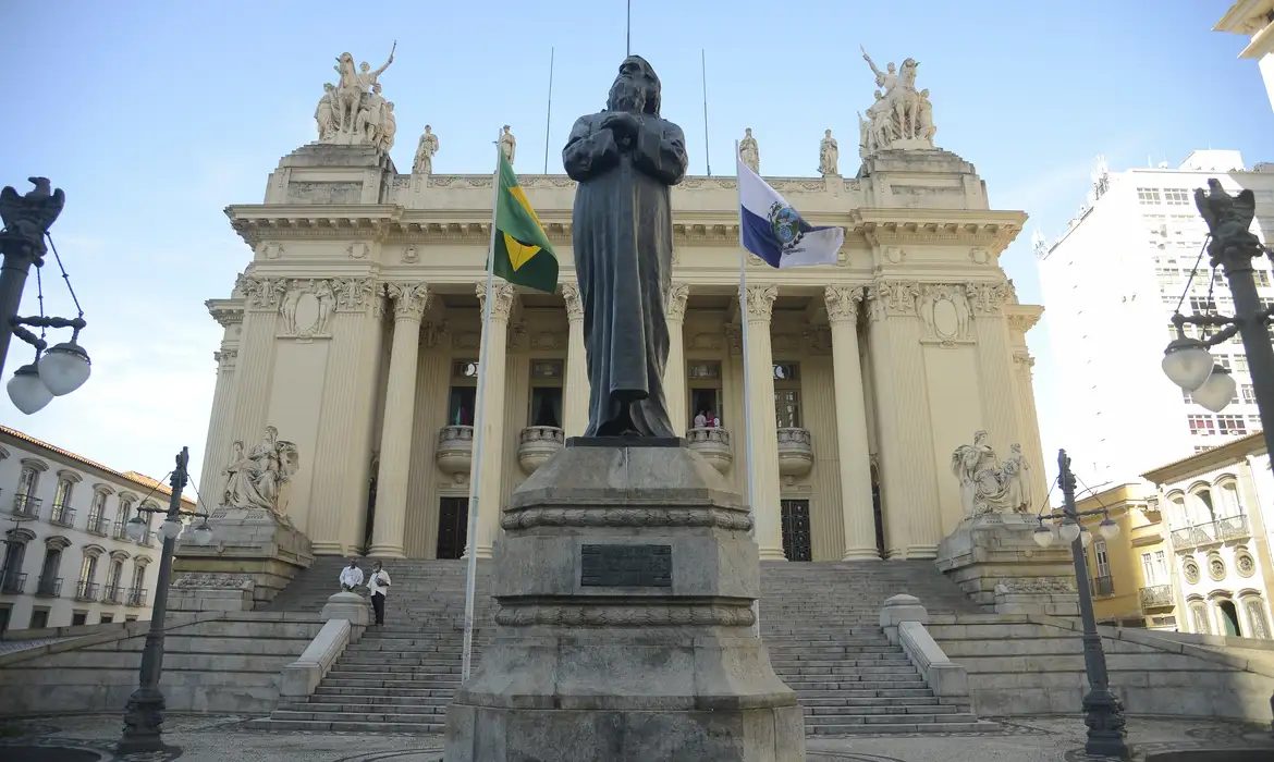 CCJ da Alerj aprova projeto que classifica PCC e CV como terroristas