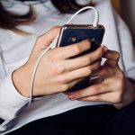 Celular, comparação e diálogo: os desafios de educar adolescentes em uma geração hiperconectada