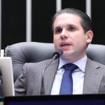 Centrão se antecipa a movimento do PL e reedita aliança para reeleger Hugo Motta presidente da Câmara