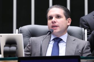 Centrão se antecipa a movimento do PL e reedita aliança para reeleger Hugo Motta presidente da Câmara