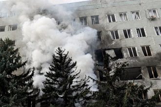 Cessar-fogo anunciado por Trump fracassa, Ucrânia volta a atacar refinarias russas e Zelensky acusa EUA de traição