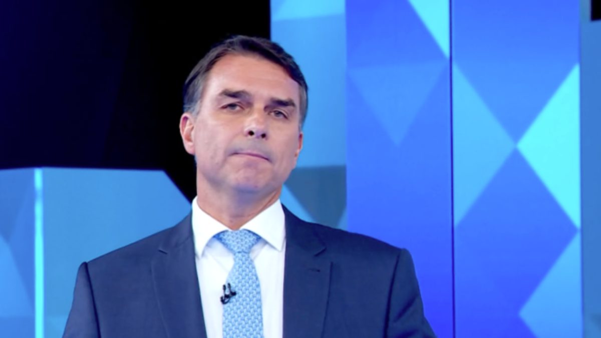 Chamado de miliciano, Flávio diz que vai combater milícias