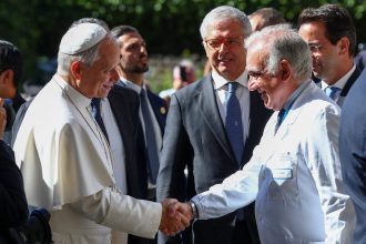 Chanceler do Vaticano diz estar 'preocupado' com cirurgia de Leão XIV, mas que papa está 'sereno'