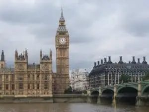 Chefe do Exército britânico alerta população para possível cenário de guerra