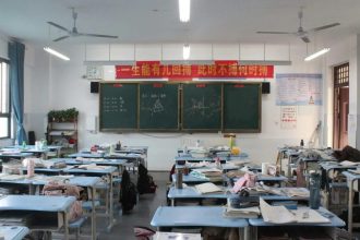 China debate reduzir peso do inglês nas escolas