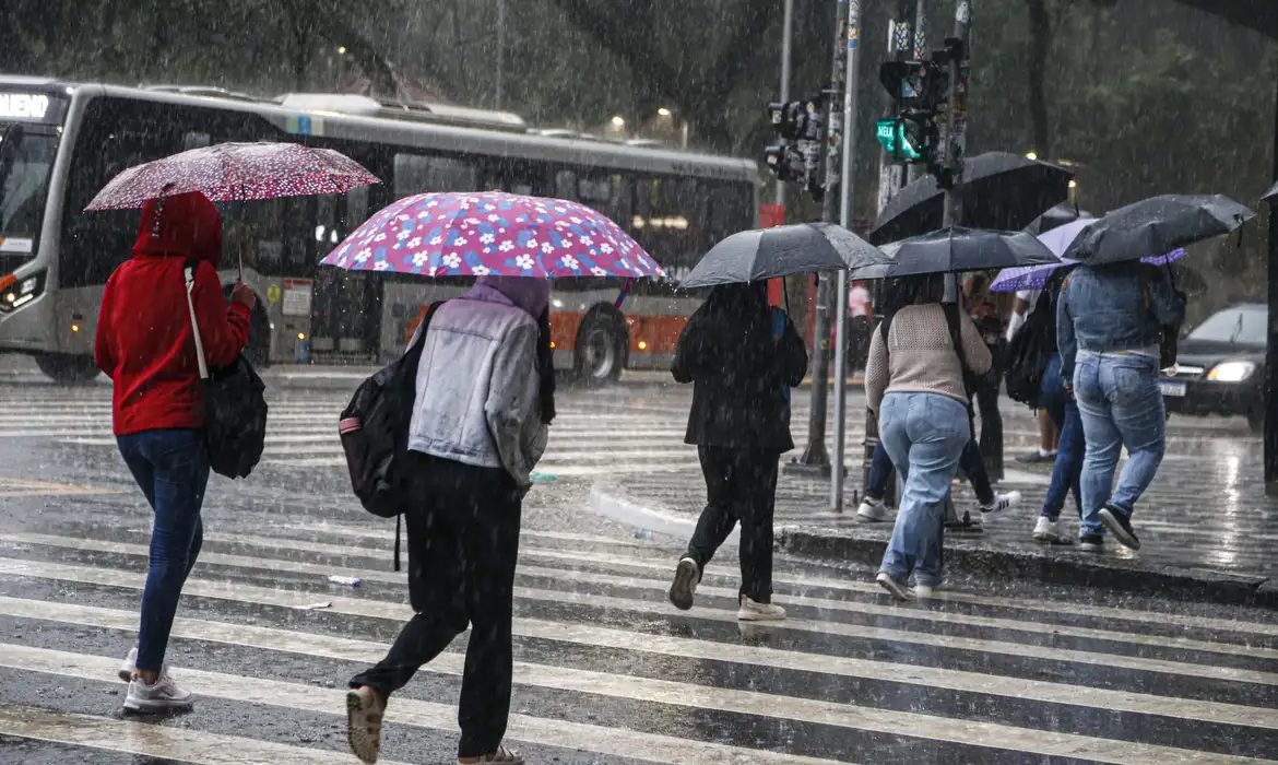 Ciclone e frente fria atingem parte do país nesta quinta-feira