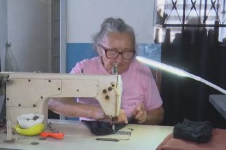 Cidade do interior da PB produz mais de 40 mil peças de roupa por semana e movimenta economia local: ‘Somos profissionais na costura’, diz costureira