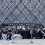 Cidades na França decretam toque de recolher em meio a onda de protestos que já dura um mês