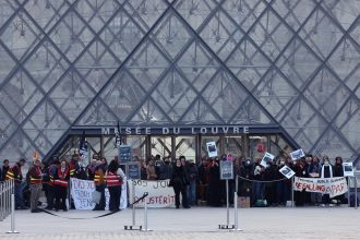 Cidades na França decretam toque de recolher em meio a onda de protestos que já dura um mês