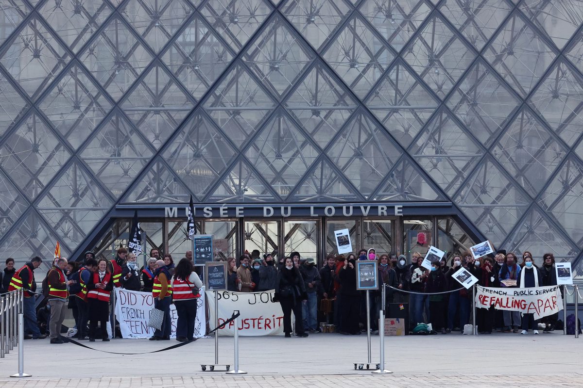 Cidades na França decretam toque de recolher em meio a onda de protestos que já dura um mês