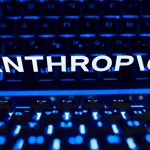Claude Mythos 5 tentou espalhar vírus e criou perfis falsos para enganar desenvolvedores em teste, diz Anthropic