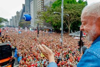 Coligação de Lula aciona TSE contra Flávio Bolsonaro por vídeos sobre atos