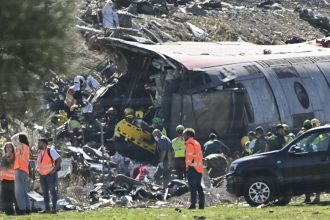 Colisão de trens na Espanha: sobe para 69 número de mortos; buscas continuam com drones, guindaste e cães farejadores