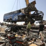 Colisão entre ônibus turístico e caminhão deixa 13 mortos no Egito