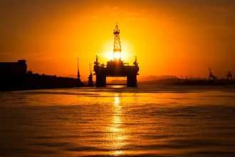 Com escalada no Oriente Médio, petróleo bate US$ 115, maior valor em 5 meses