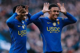 Com Estêvão titular, Chelsea vence United por 2 a 0 pela Premier League
