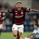 Com gol de Carrascal, Flamengo vence FlaFlu e mantém liderança do Brasileirão