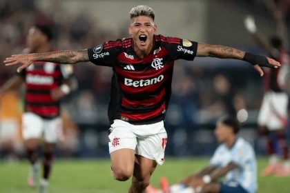 Com gol de Carrascal, Flamengo vence FlaFlu e mantém liderança do Brasileirão