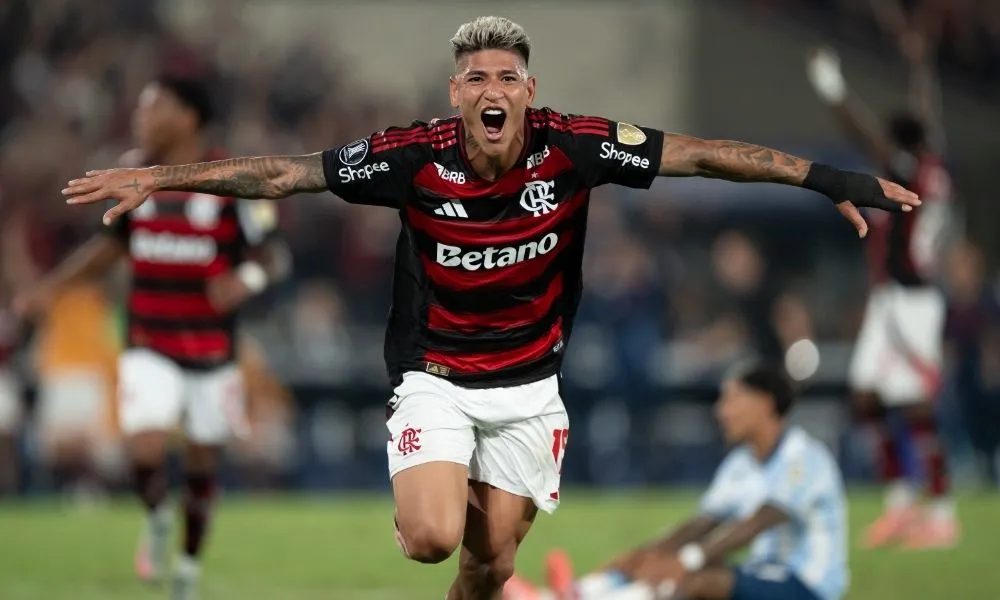 Com gol de Carrascal, Flamengo vence FlaFlu e mantém liderança do Brasileirão