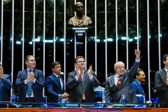 Com presença de Lula, Congresso promulga o fim da escala 6×1