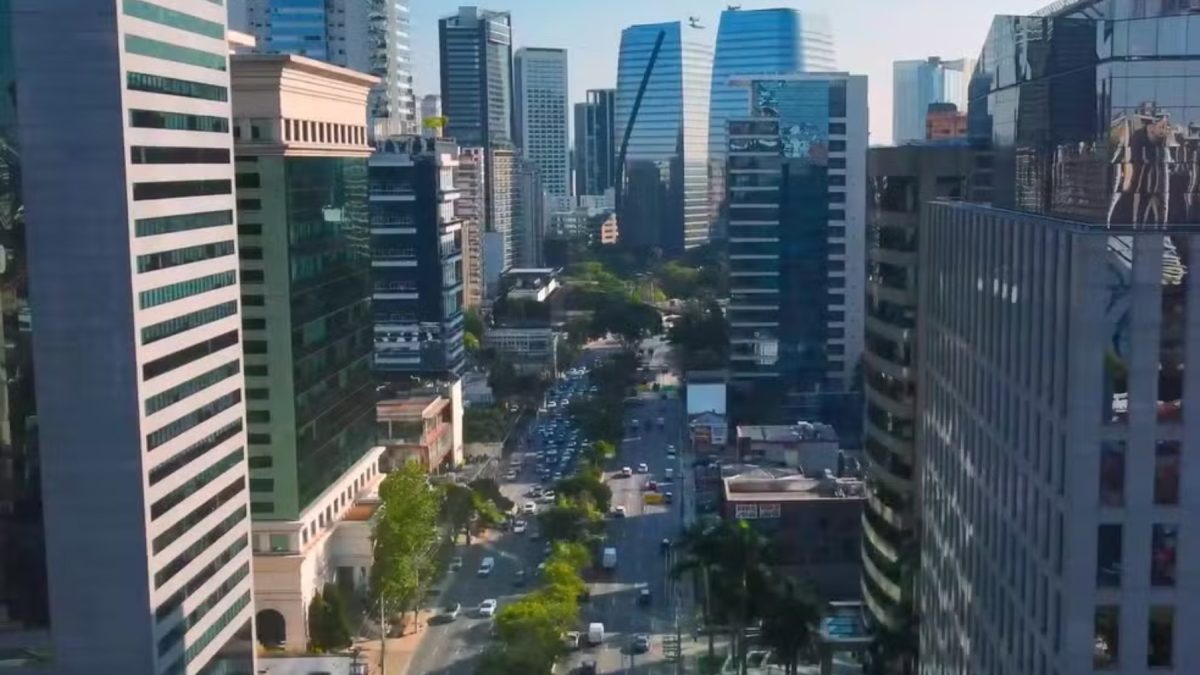 Com volta ao presencial e empresas em expansão, preço do aluguel de escritórios bate recorde em SP