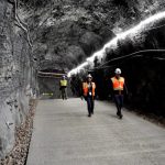 Como é a viagem até as cavernas gigantes onde cientistas investigam a origem do universo