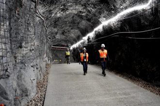 Como é a viagem até as cavernas gigantes onde cientistas investigam a origem do universo
