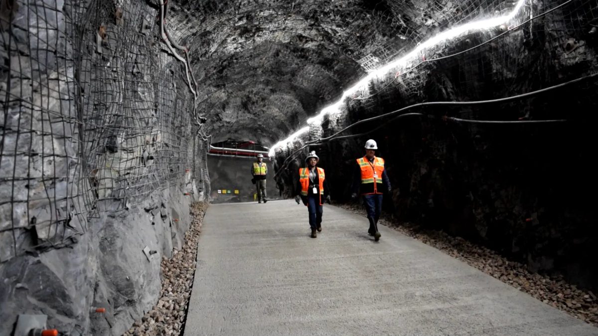 Como é a viagem até as cavernas gigantes onde cientistas investigam a origem do universo