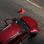 Condutor morre após ser arremessado de carro que capotou em avenida de Salvador