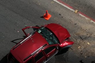 Condutor morre após ser arremessado de carro que capotou em avenida de Salvador