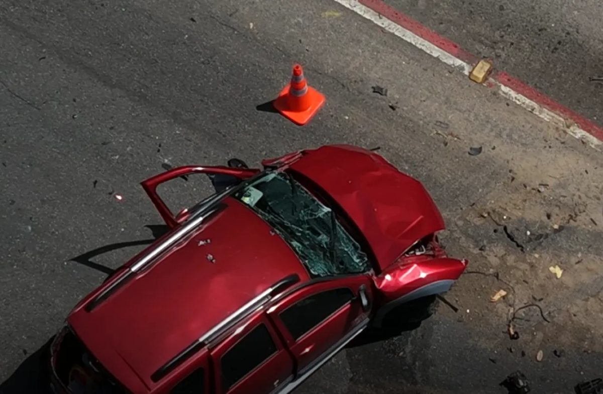 Condutor morre após ser arremessado de carro que capotou em avenida de Salvador
