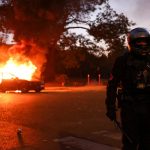 Confrontos e carros incendiados marcam protestos na França; veja fotos