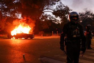 Confrontos e carros incendiados marcam protestos na França; veja fotos