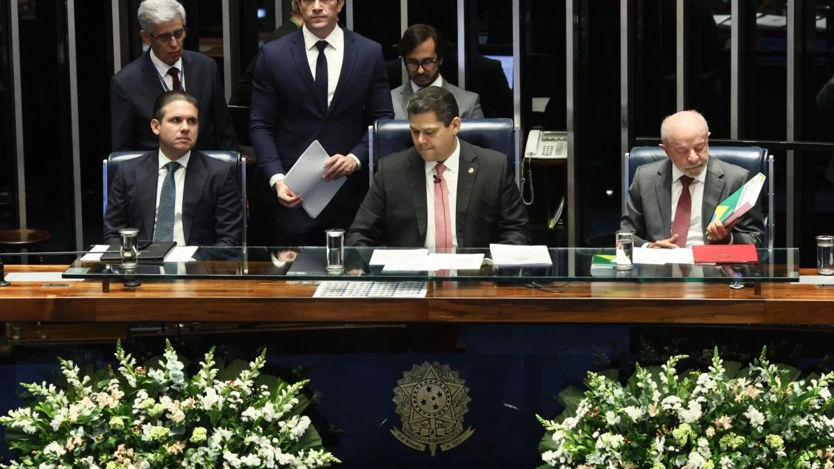 Congresso promulga PEC que extingue a escala de trabalho 6 X 1