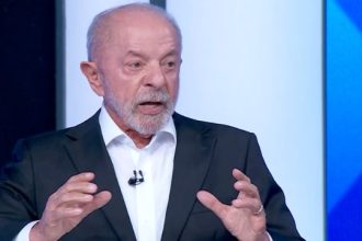 Consegue decorar, mas não consegue aprender, diz Lula sobre Flávio Bolsonaro